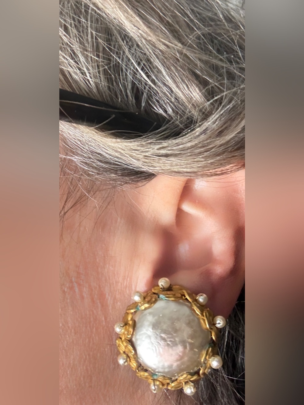 Vintage Miriam Haskell Faux Baroque Pearl Clip-On Earrings Gold Tone Signed - Picture 6 of 10
